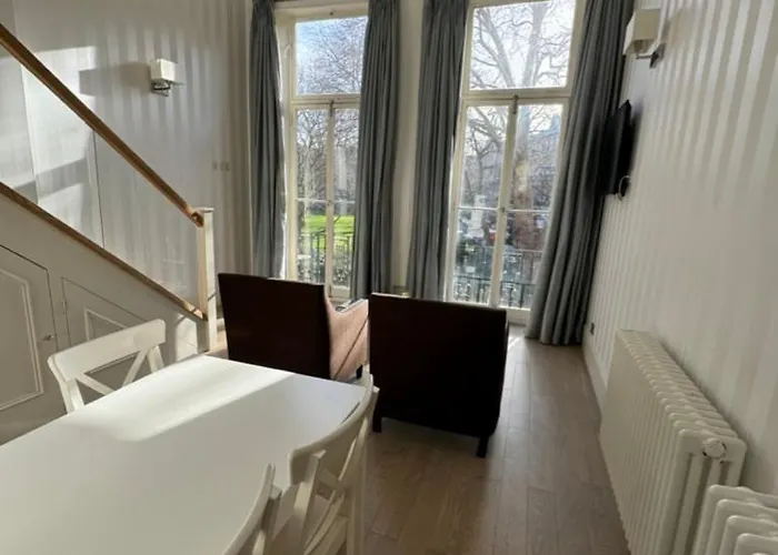 Luxury Mezzanine Apartment In Kensington / Earls Court Garden Square