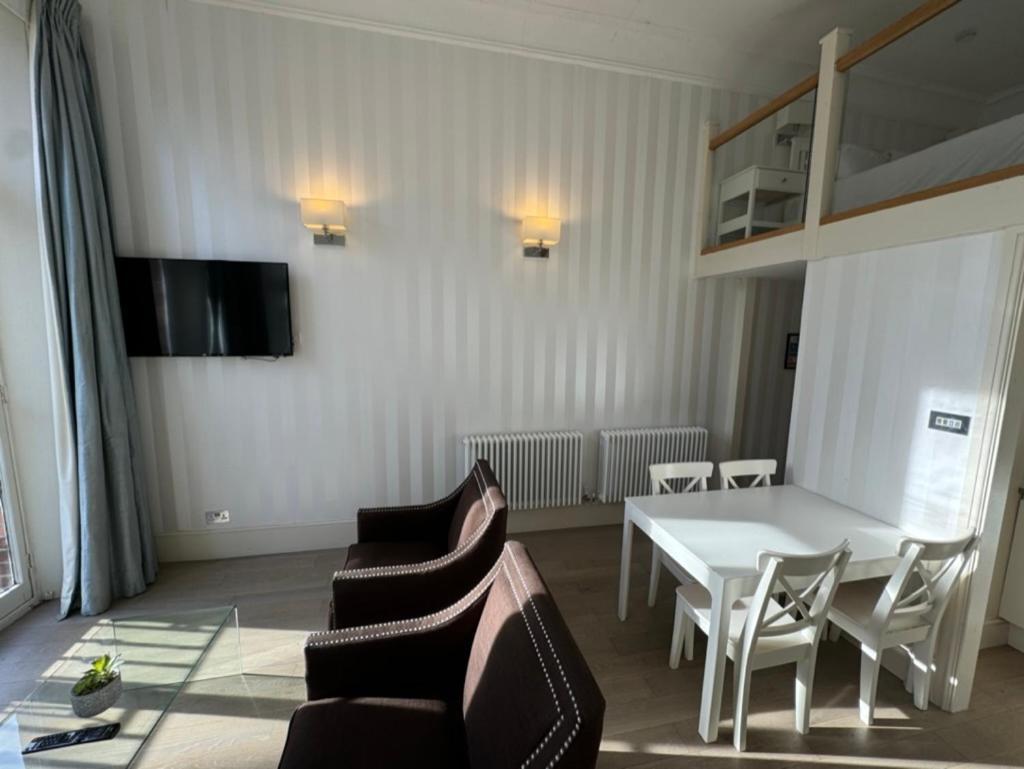 Luxury Mezzanine In Kensington / Earls Court Garden Square Apartment London