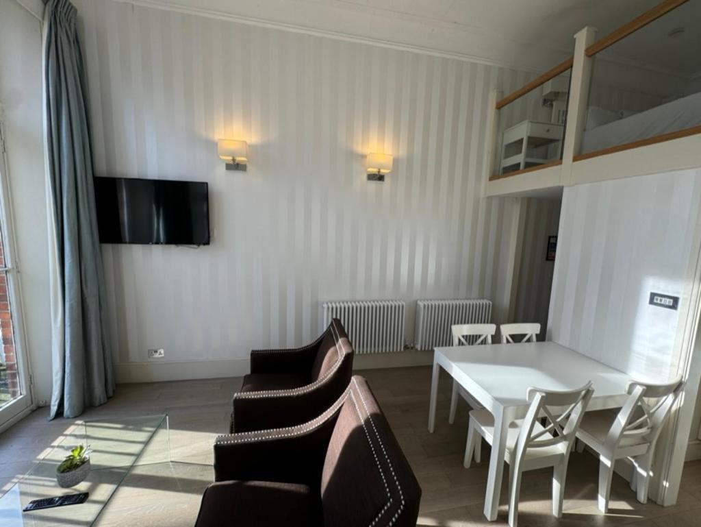 Luxury Mezzanine In Kensington / Earls Court Garden Square *