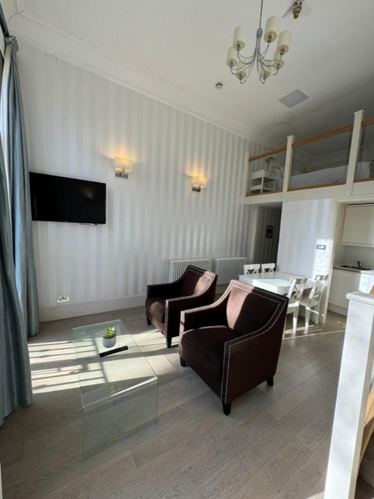 Luxury Mezzanine In Kensington / Earls Court Garden Square Apartment