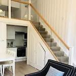Luxury Mezzanine Apartment In Kensington / Earls Court Garden Square