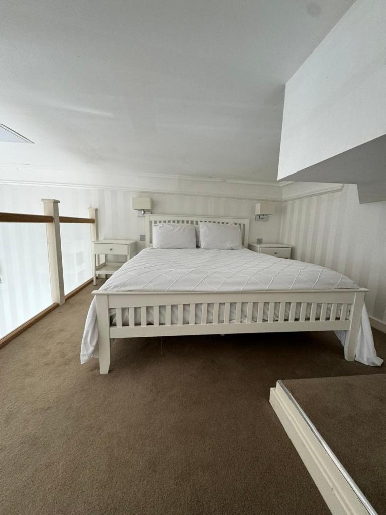 Luxury Mezzanine In Kensington / Earls Court Garden Square Londra